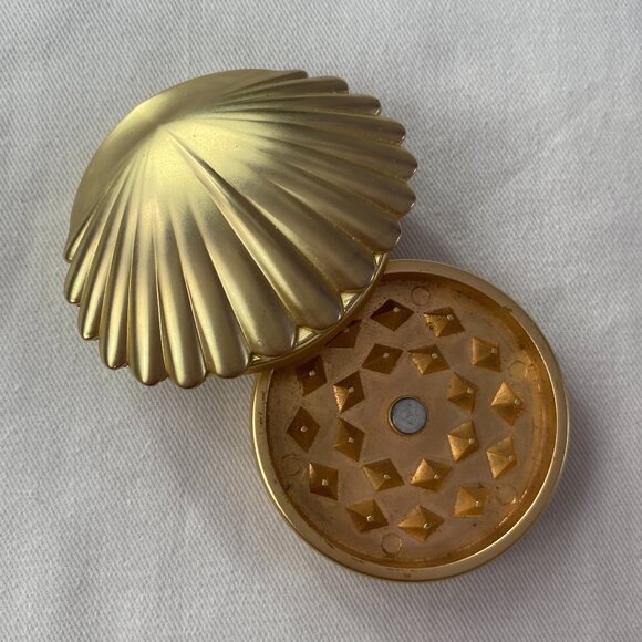 Laundry Day "Paola" Seashell Herb Grinder - Picture 5 of 8